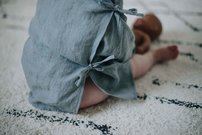 NEWBORN unisex ľanová zavinovacia košieľka ŠEDOMODRÁ