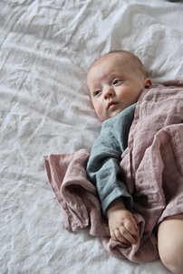 NEWBORN unisex ľanová zavinovacia košieľka ŠEDOMODRÁ